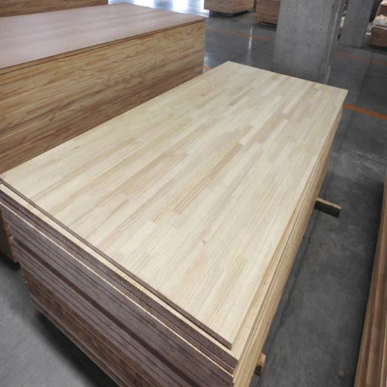 Venda imperdível de tábuas de madeira maciça de pinho com junta de dedo para madeira serrada folheada